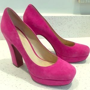 Nine West "Melicia" fuchsia platform heel. Size 8